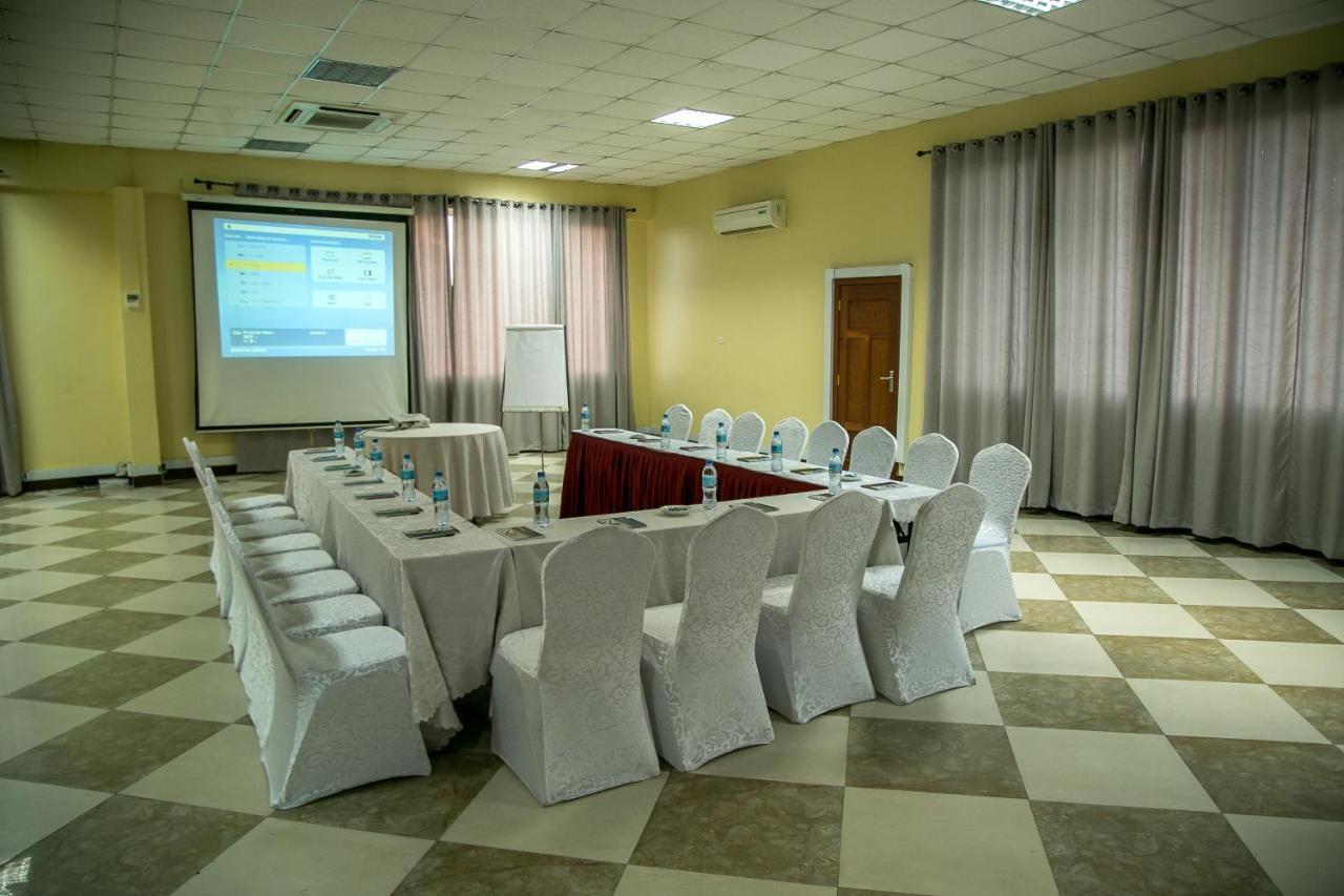 Kebbys Hotel Dar es Salaam Exteriör bild