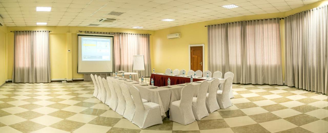 Kebbys Hotel Dar es Salaam Exteriör bild