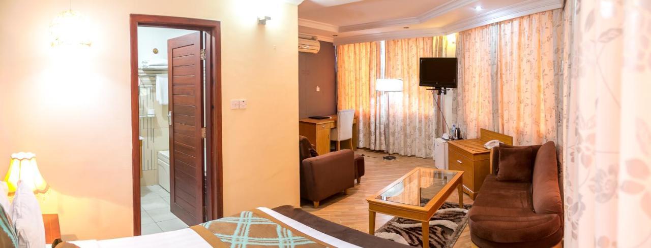 Kebbys Hotel Dar es Salaam Exteriör bild
