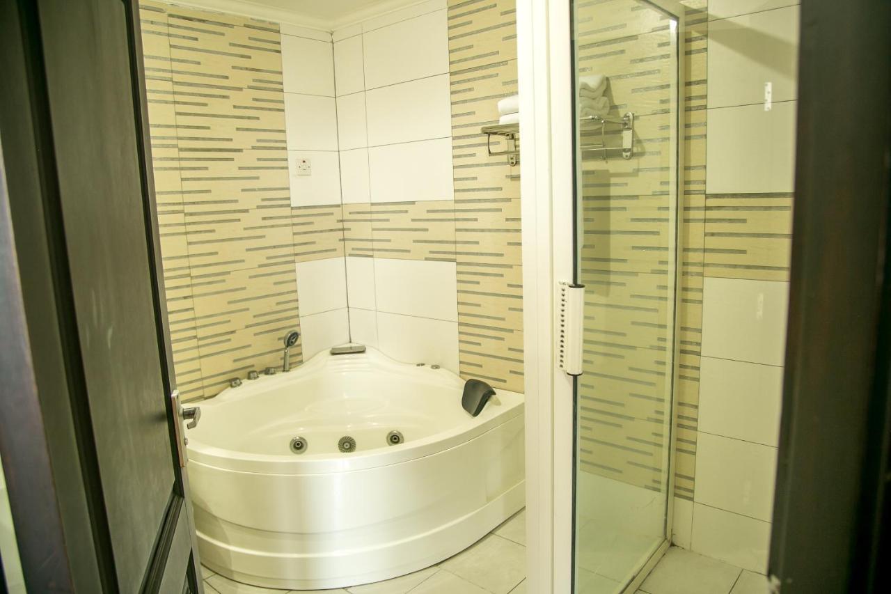 Kebbys Hotel Dar es Salaam Exteriör bild
