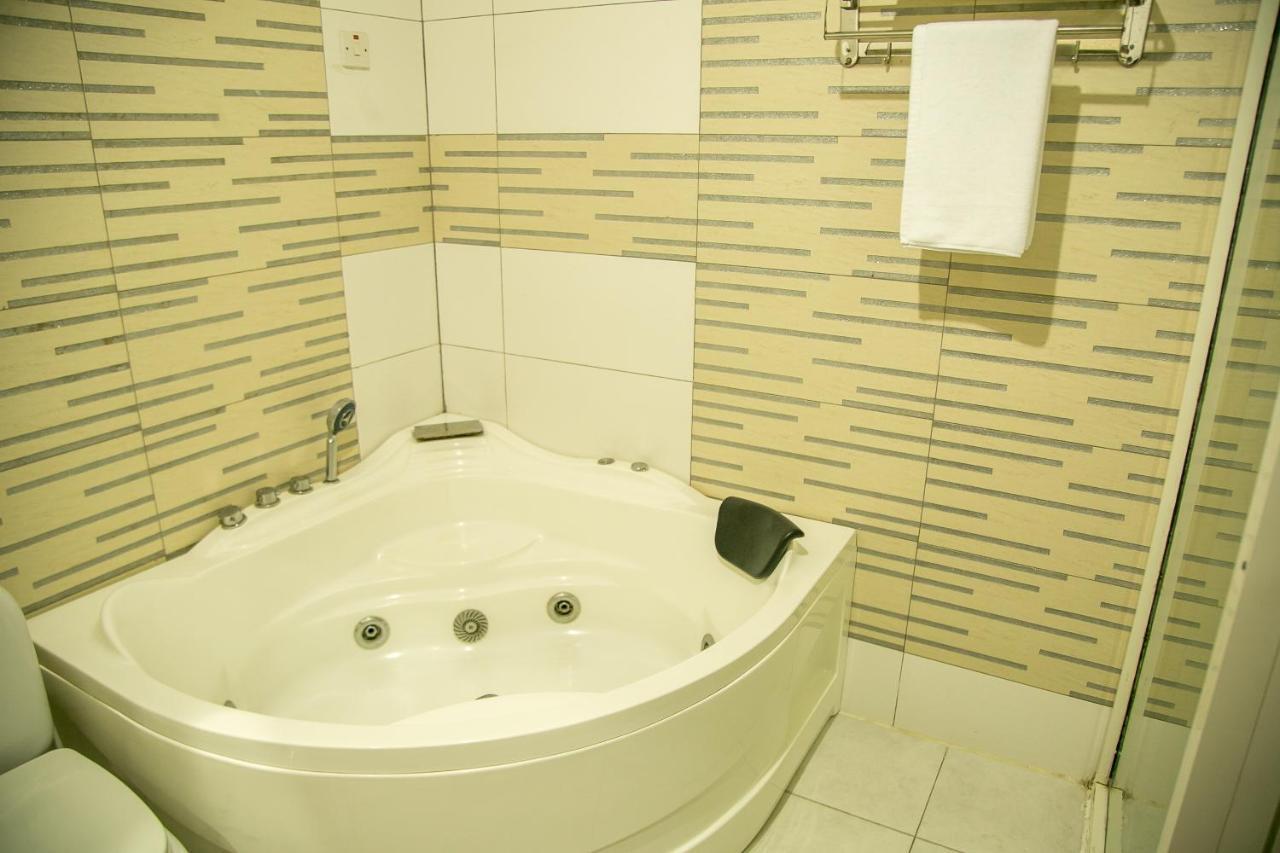 Kebbys Hotel Dar es Salaam Exteriör bild